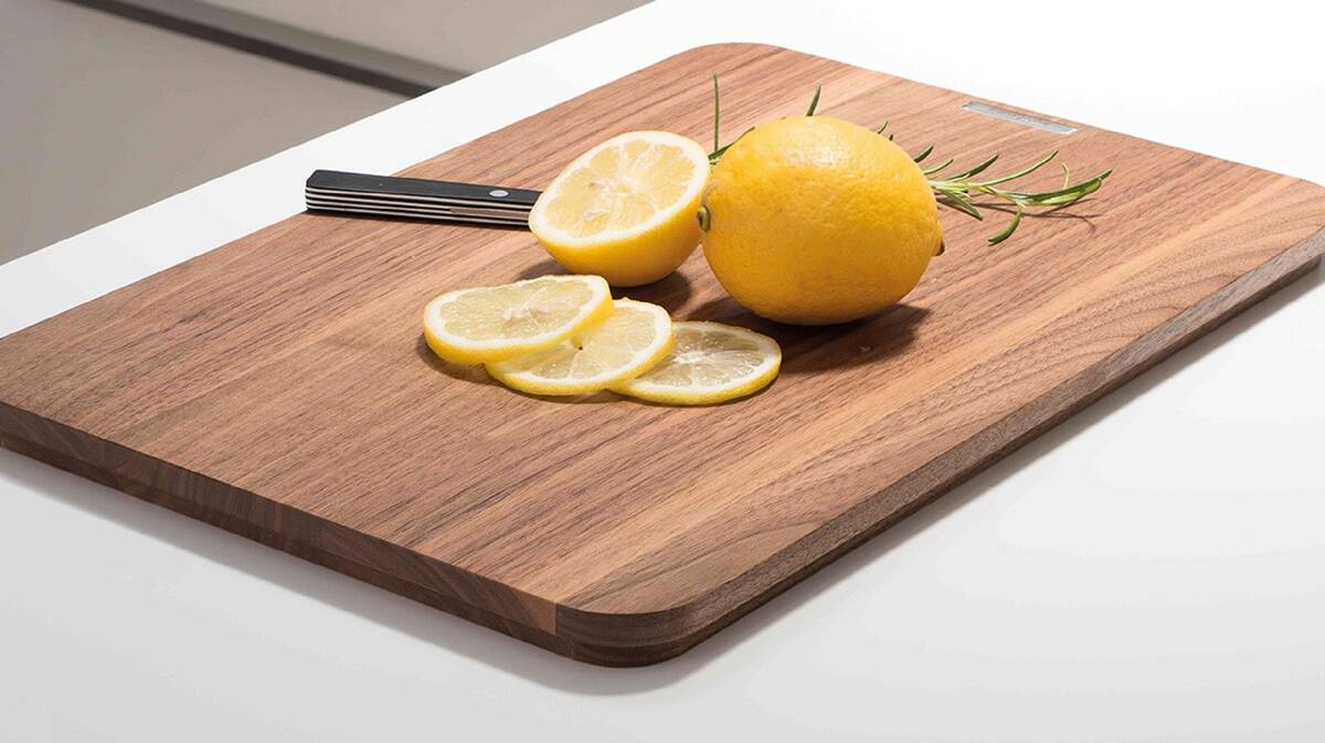 Kitchen accessory containing no plastic: cutting board made of walnut.