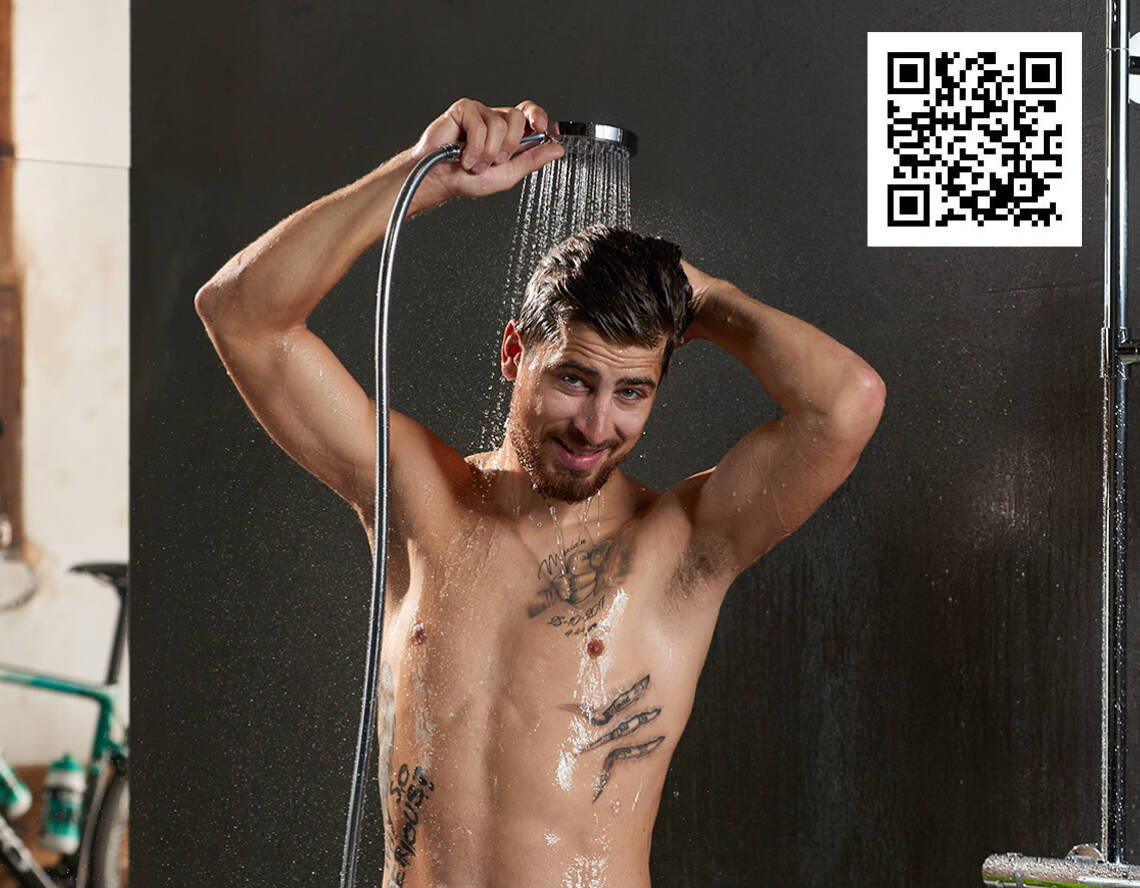 Peter Sagan duscht mit hansgrohe Handbrause. Peter Sagan duscht mit hansgrohe Handbrause.
