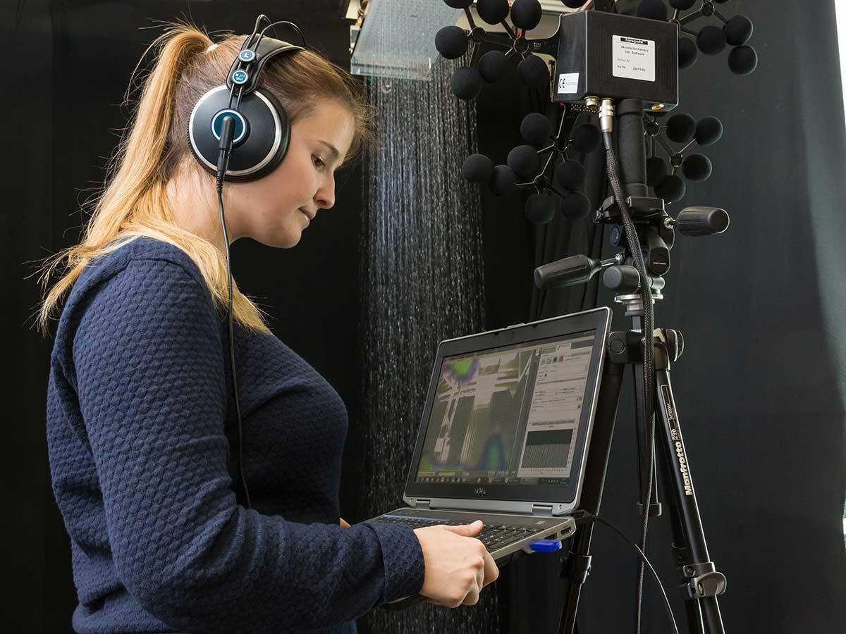 Hansgrohe structure-borne sound test facilities, employee at the PC.
