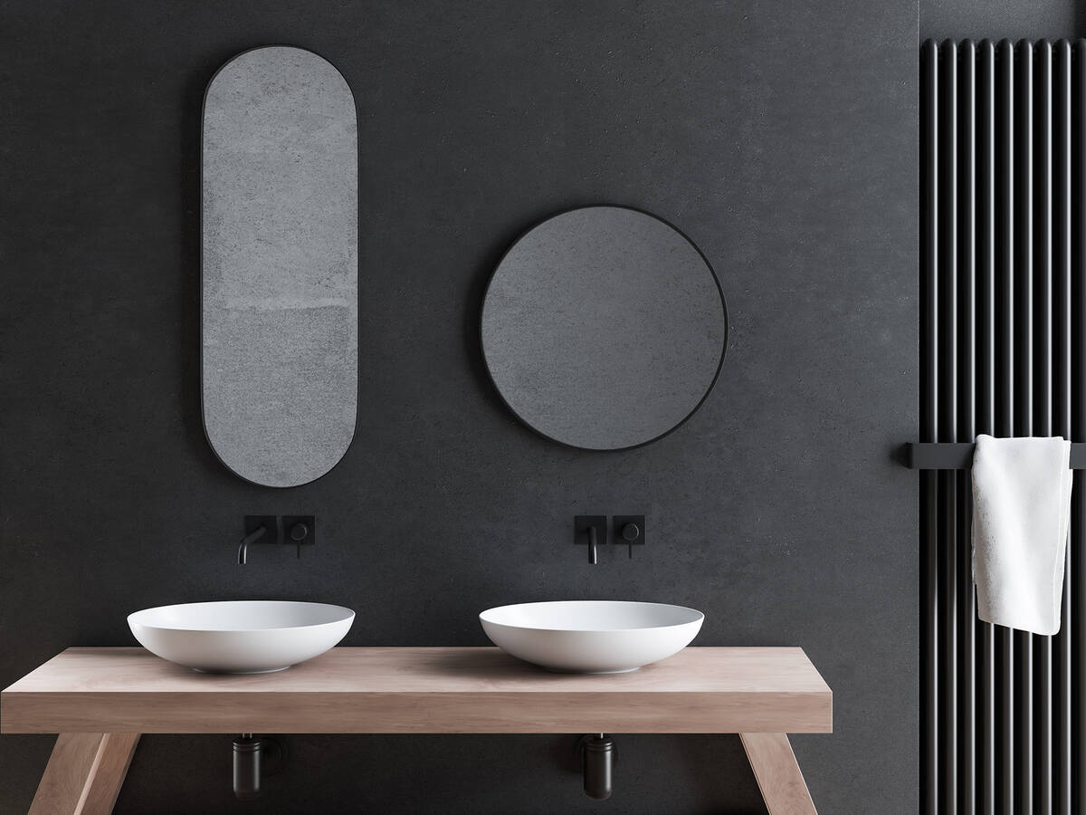 Mur noir avec meuble vasque en bois et vasque blanche