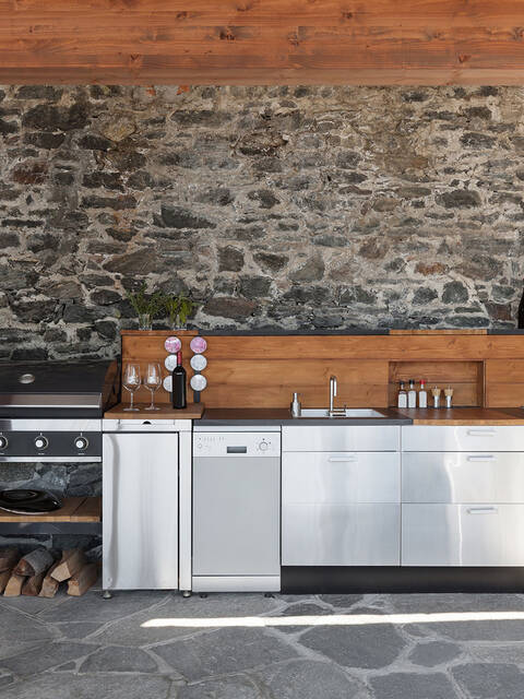 Keukenapparatuur van roestvrij staal, fronten in hout, natuursteen