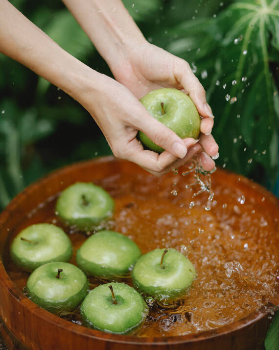 Houten waskom met groene appels