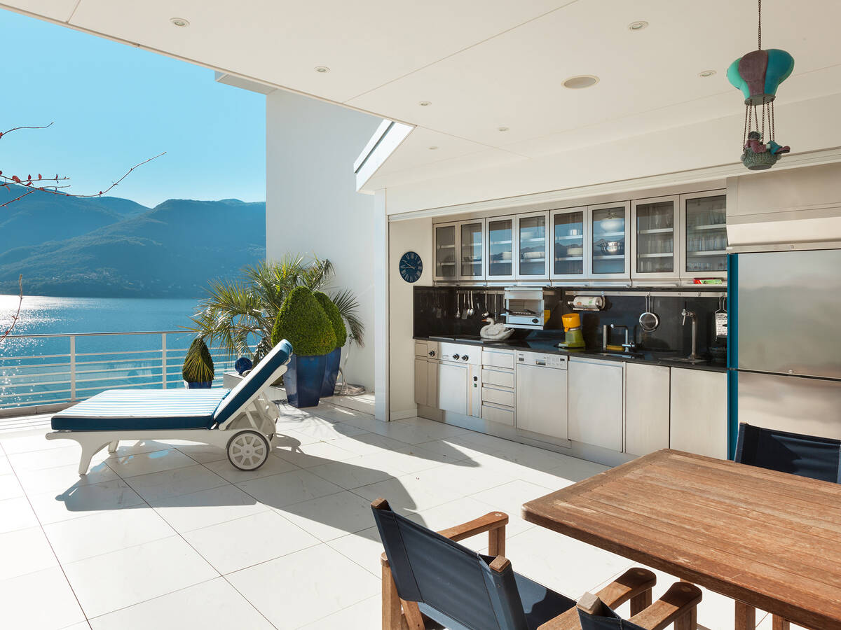 White kitchen fronts with glass doors, stainless steel appliances