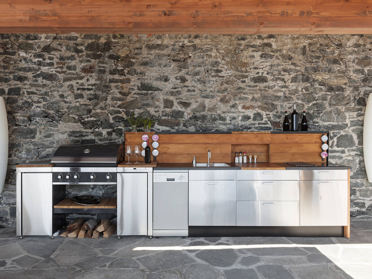 Keukenapparatuur van roestvrij staal, fronten in hout, natuursteen