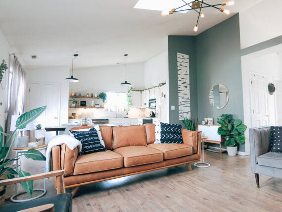 Braune Ledercouch als trennendes Element.