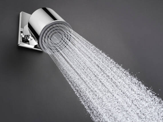 Regenwasserdusche an Wand montiert	