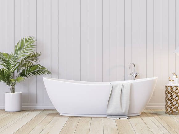 Weiße Wanne mit Palme und Beistelltisch.