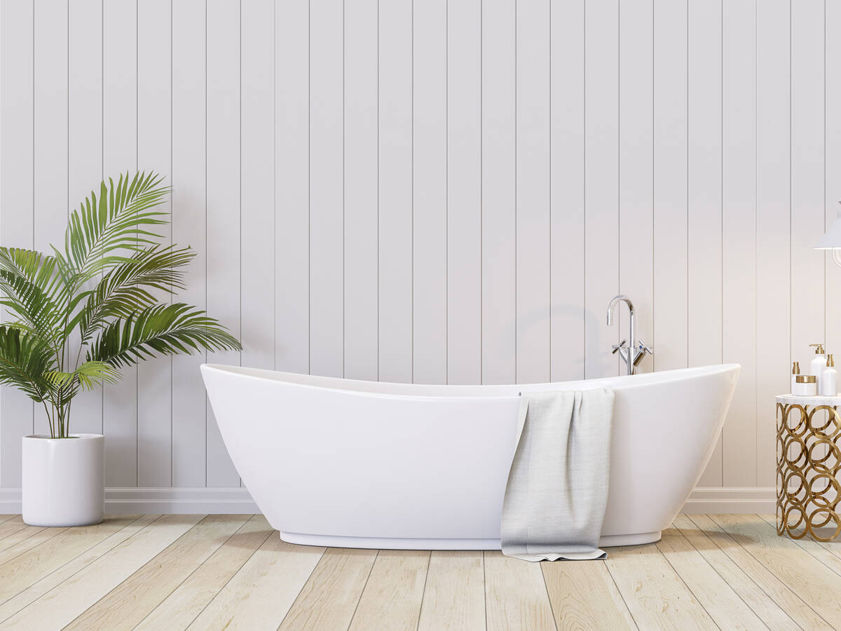 Weiße Wanne mit Palme und Beistelltisch.