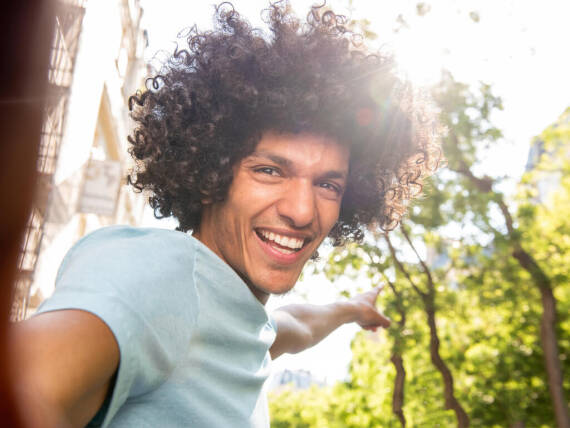 Mann lacht in die Kamera