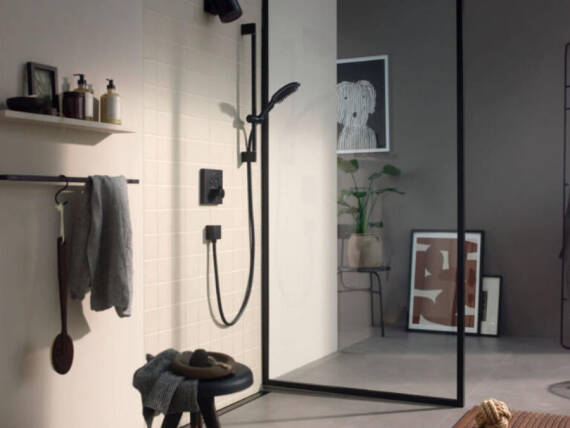 Großzügiges Bad mit barrierefreier Dusche.