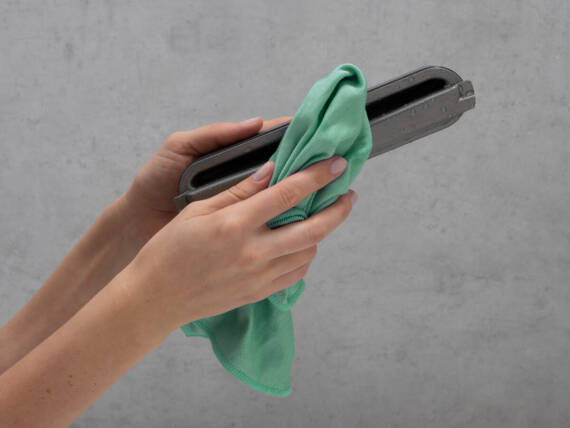 Hände, die Dryhon-System mit Baumwolltuch reinigen.