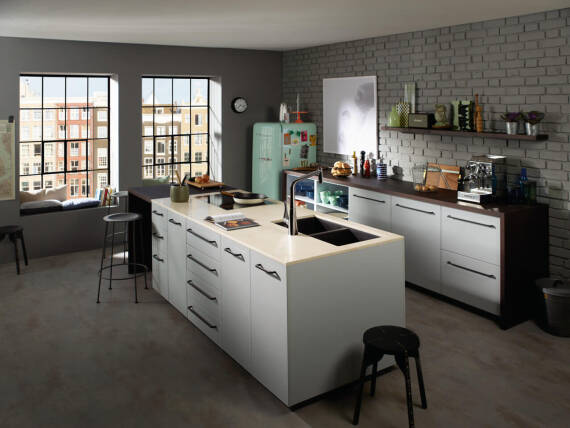 Elements blanc, grand îlot central avec cuisinière et évier