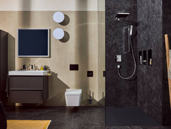 Moderne badkamer met douche, wc en wastafel.