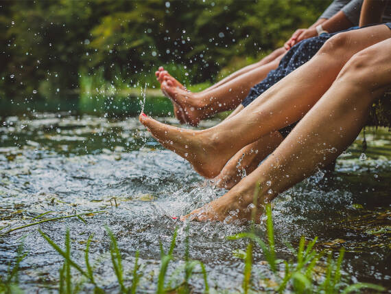 Füße baden im Natursee.