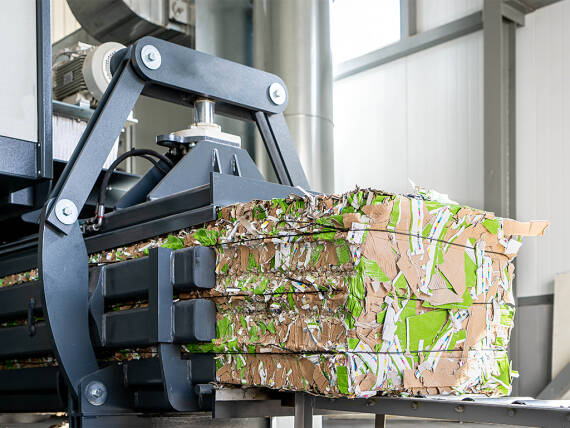 Eine Recyclingmaschine in einer Halle.