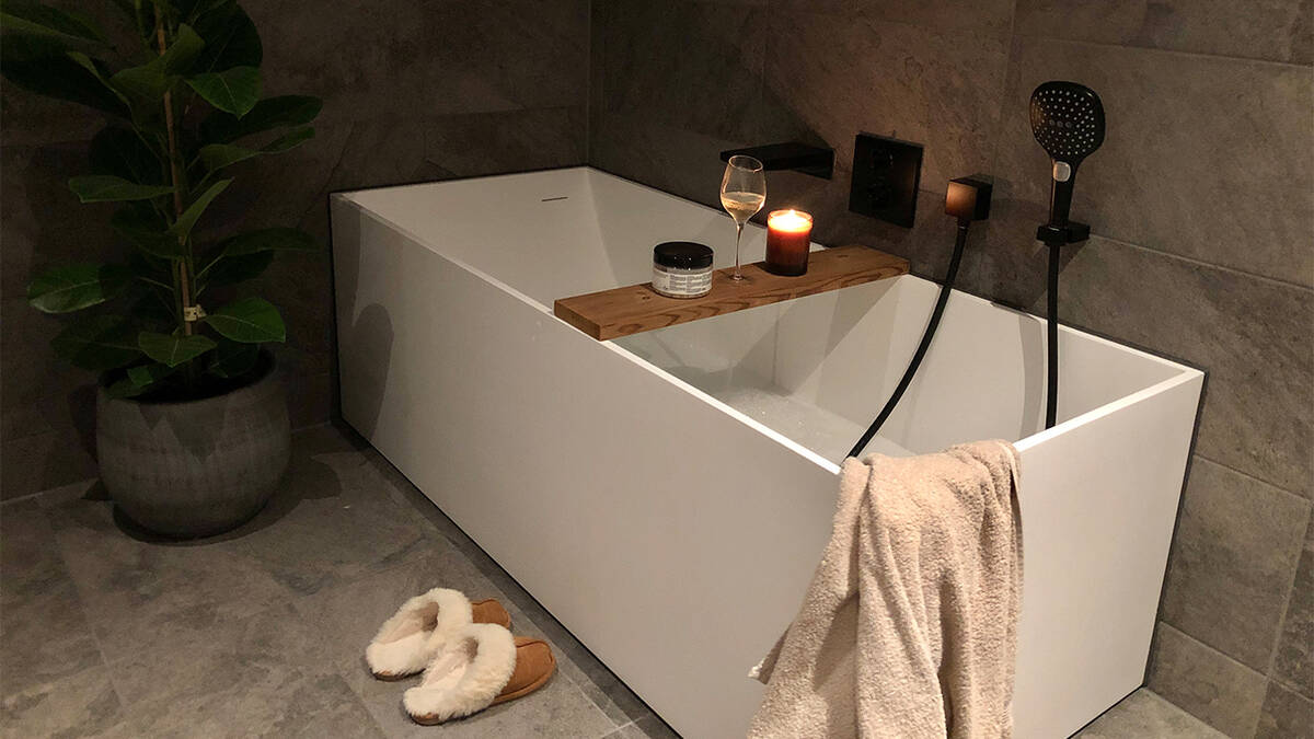 Moderner Wannenbereich mit mattschwarzer hansgrohe Armatur.