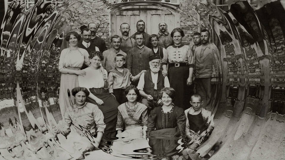 Hans Grohe with family and the first Hansgrohe employees. Hans Grohe with family and the first Hansgrohe employees.