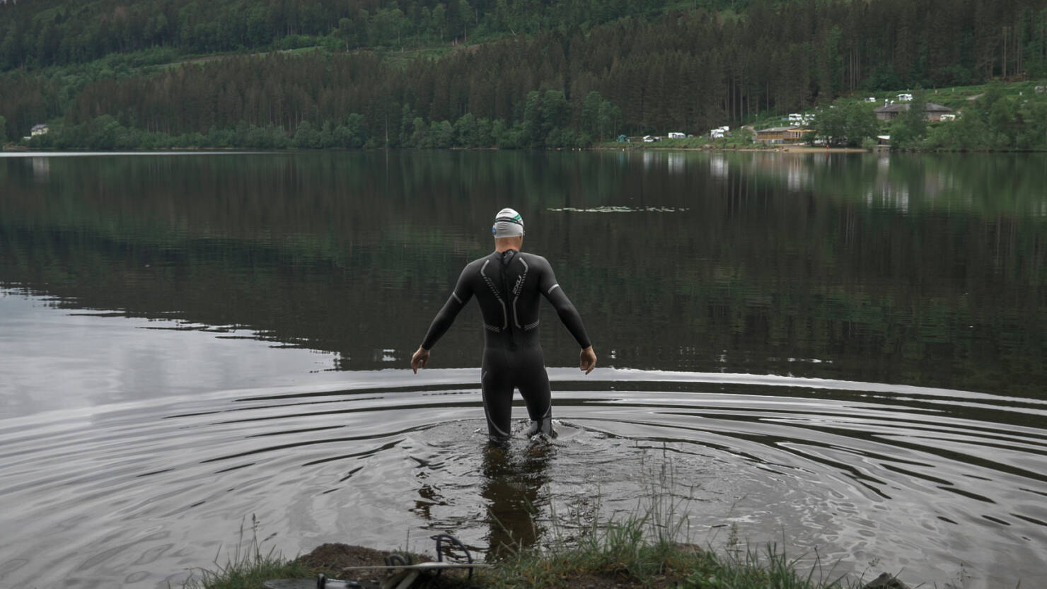 Hansgrohe water ambassador Fath swims along the Danube.