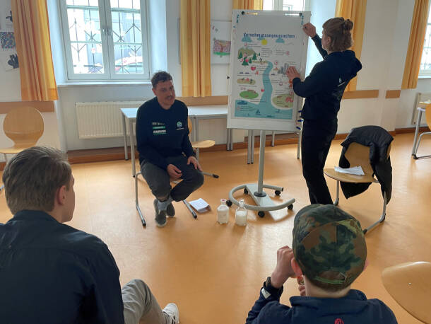 Educational workshop in a classroom in Günzburg.