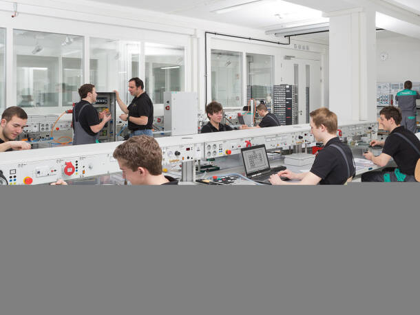 Ausbildung in der Talentschmiede, hochmoderne Lehrwerkstatt. Ausbildung in der Talentschmiede, hochmoderne Lehrwerkstatt.