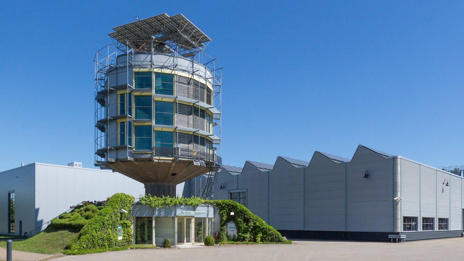 Nachhaltige Produktion am Standort in Offenburg: Solarturm. Nachhaltige Produktion am Standort in Offenburg: Solarturm.