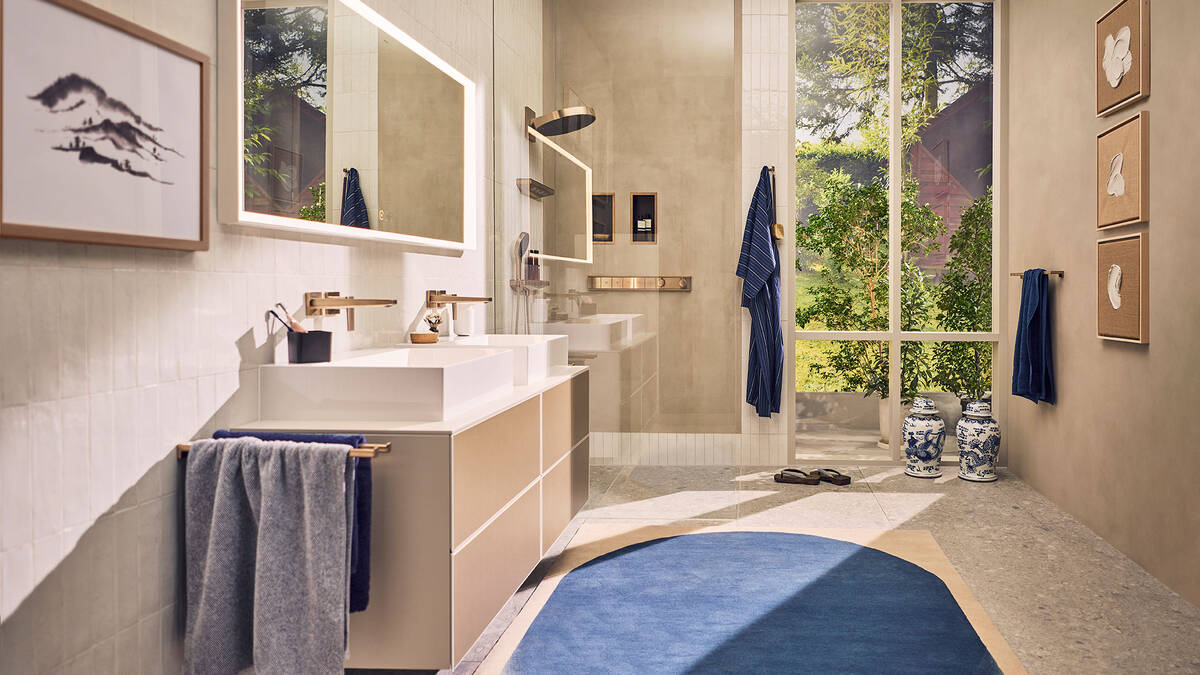 Badezimmer modern mit Farbakzenten.