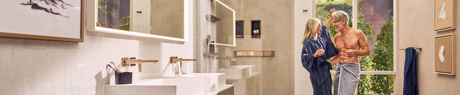 Par i deres bedste alder i deres personlige hansgrohe drømmebad.