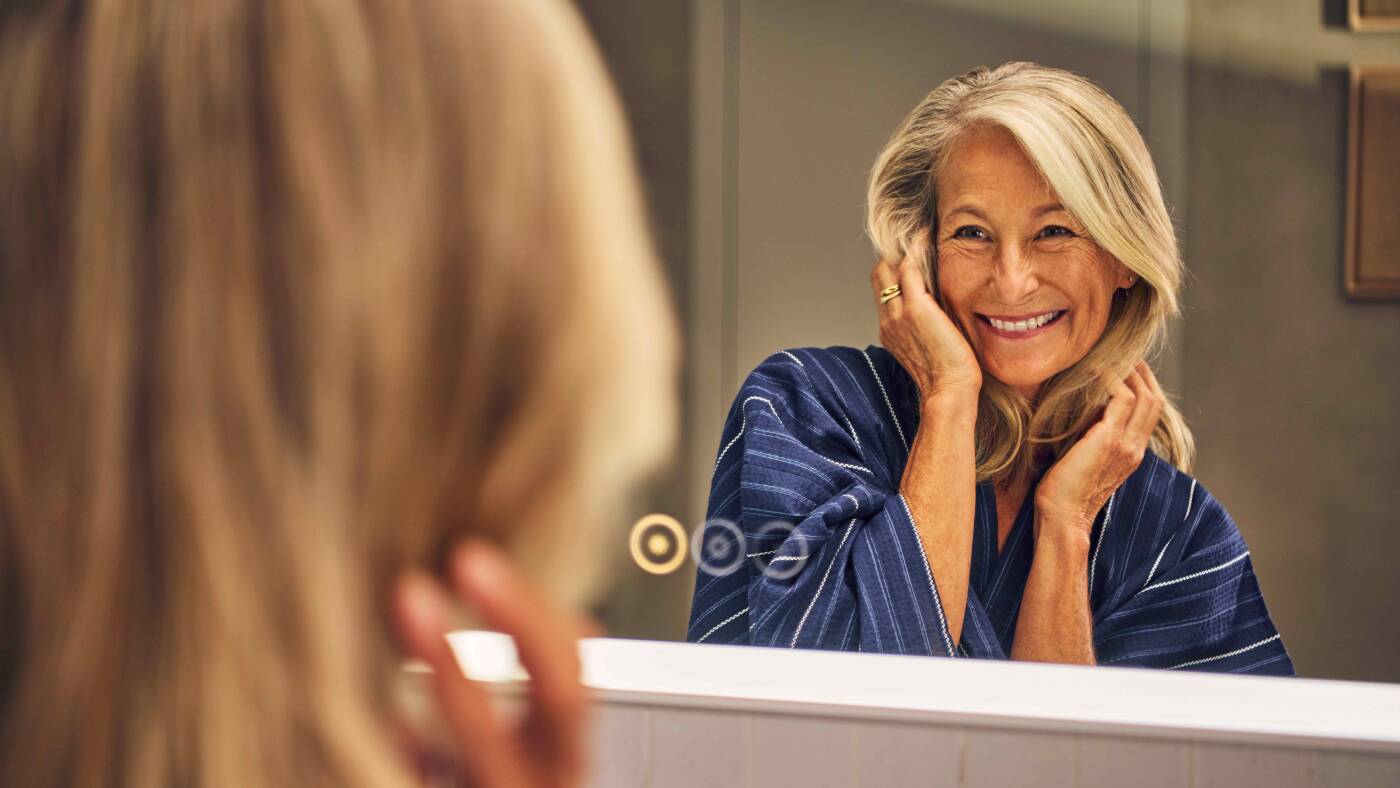 Großzügiger Wandspiegel Xarita E von hansgrohe.