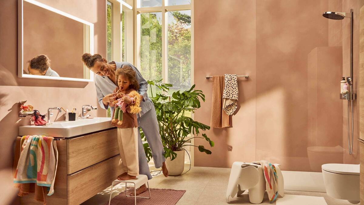 Modern eingerichtetes Wellness-Bad mit Dusche in hellen Tönen und Sitzelement zum Verweilen.