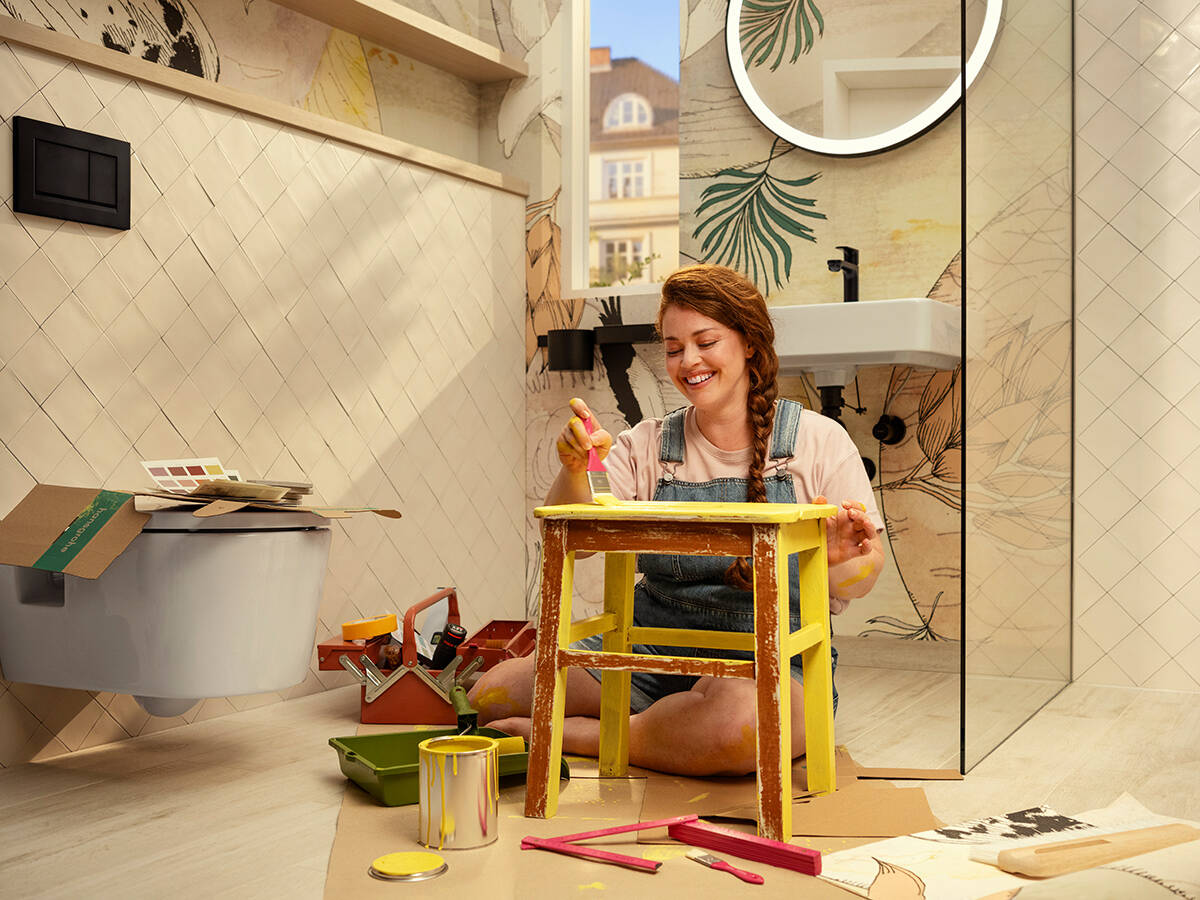 Ung kvinde maler skammel i hansgrohe bad.