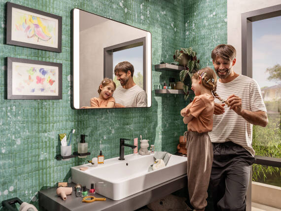 Kleines Familienbad mit grünen Mosaikfliesen.