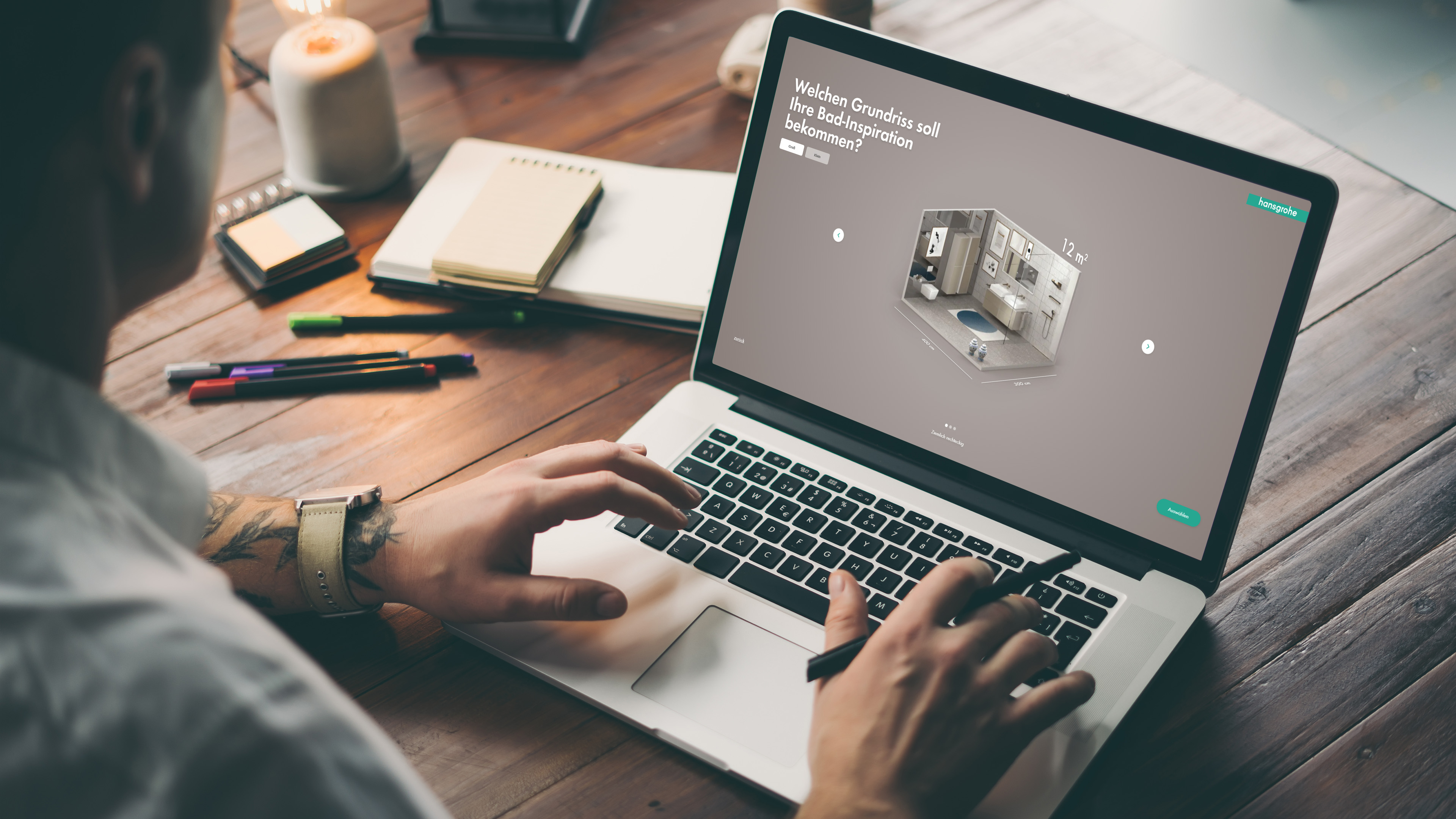 Mann plant sein Traumbadezimmer mit dem hansgrohe Inspirator Tool.