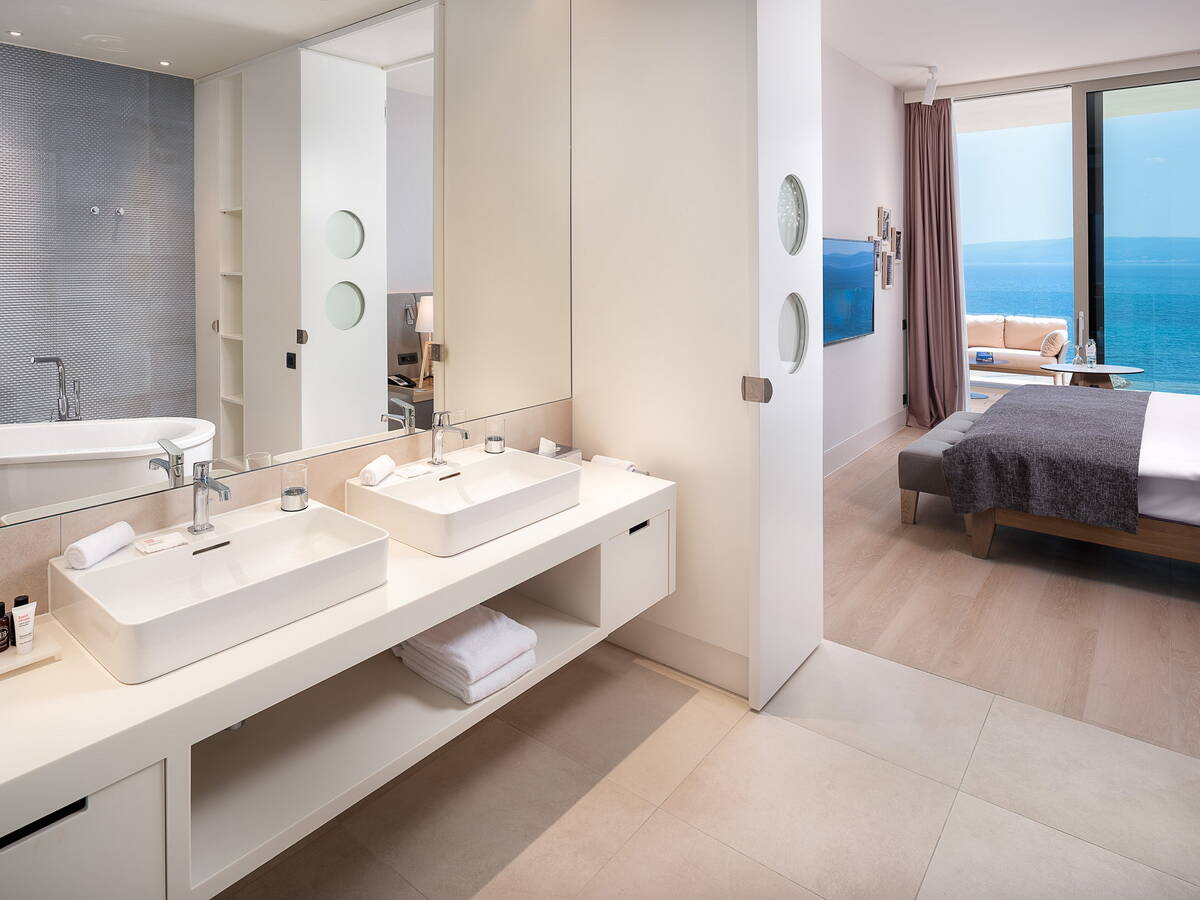 Hansgrohe hotel bathroom with integrated washplace.