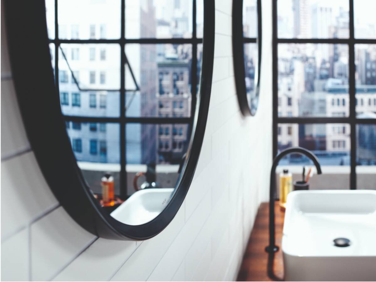 Espejo de baño redondo de la colección AXOR Universal Circular Accessoires.