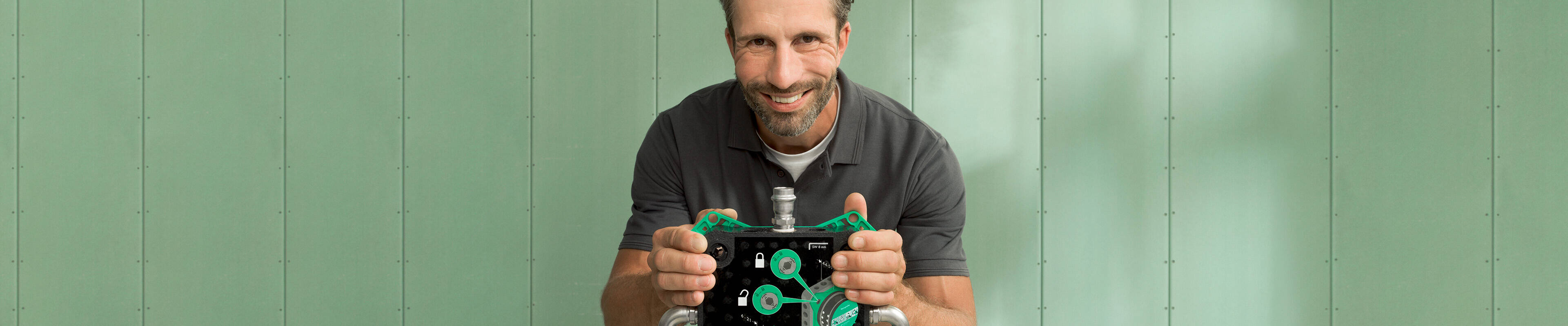 Profesjonalista branży sanitarnej z iBox universal 2 marki hansgrohe.