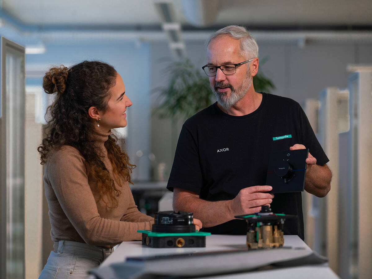 Hansgrohe employees in a technical discussion.
