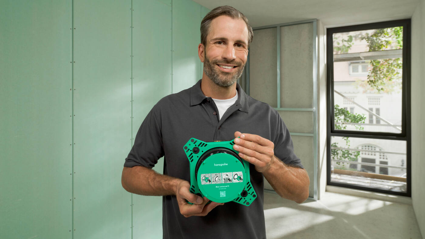 Sanitation professional with the new iBox universal 2 from hansgrohe.