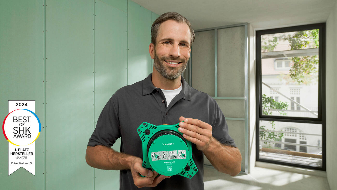 Sanitärprofi mit der neuen iBox universal 2 von hansgrohe.