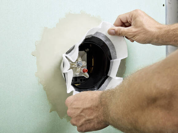 Sealing gaiter and sliding sleeve are connected.