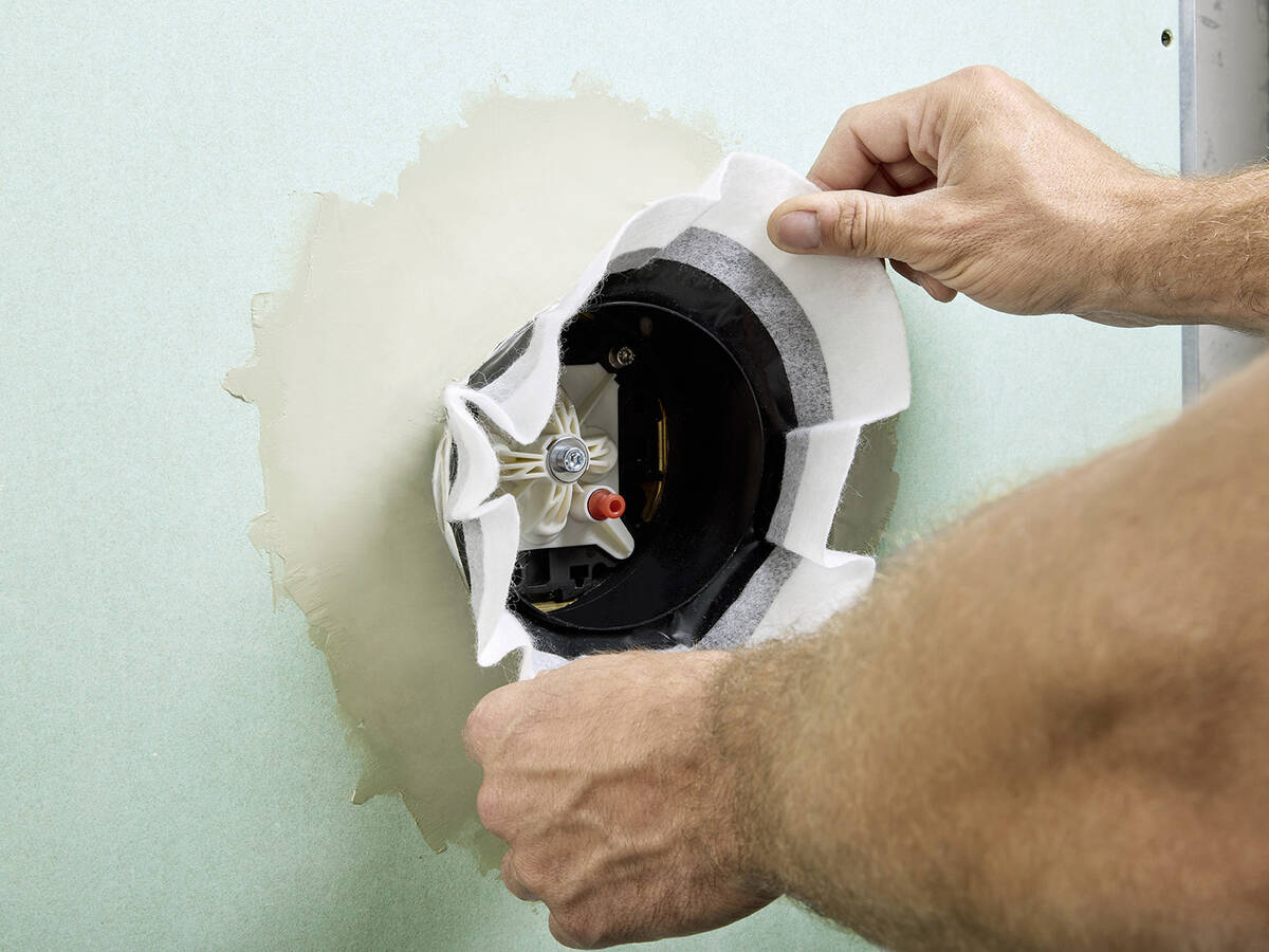 Sealing gaiter and sliding sleeve are connected.