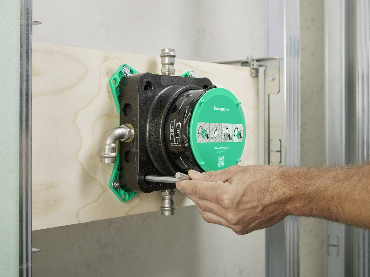 Bild der iBox universal 2 beim Einbau. 