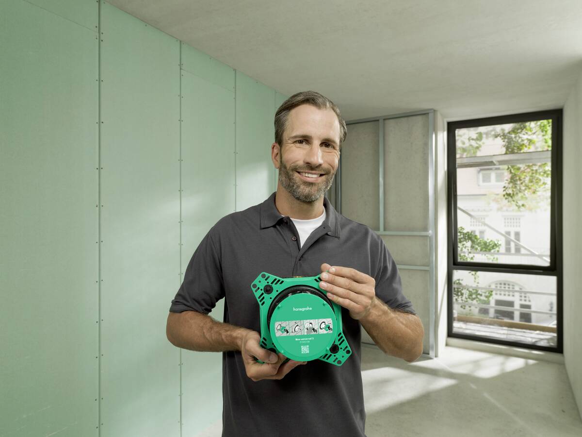 Sanitation professional with the new iBox universal 2 from hansgrohe.