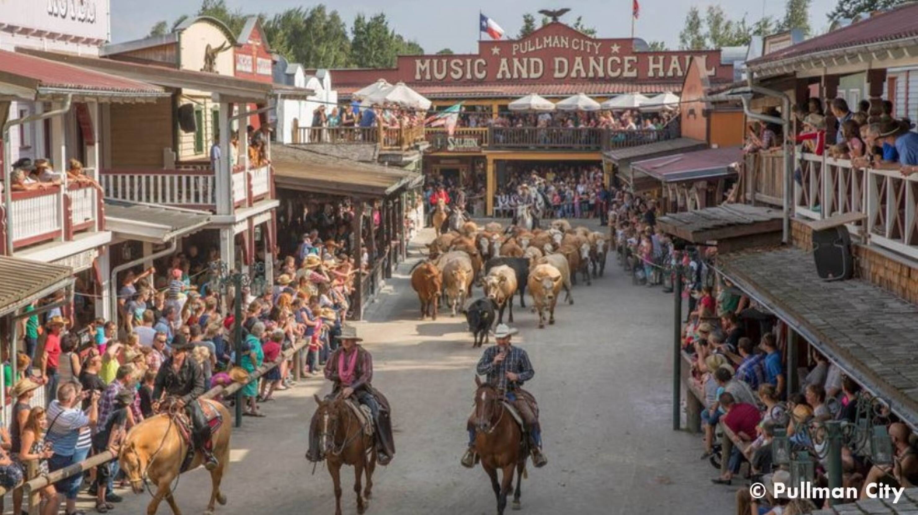 Grupo de miembros del hansgrohe i-Club durante un evento.
