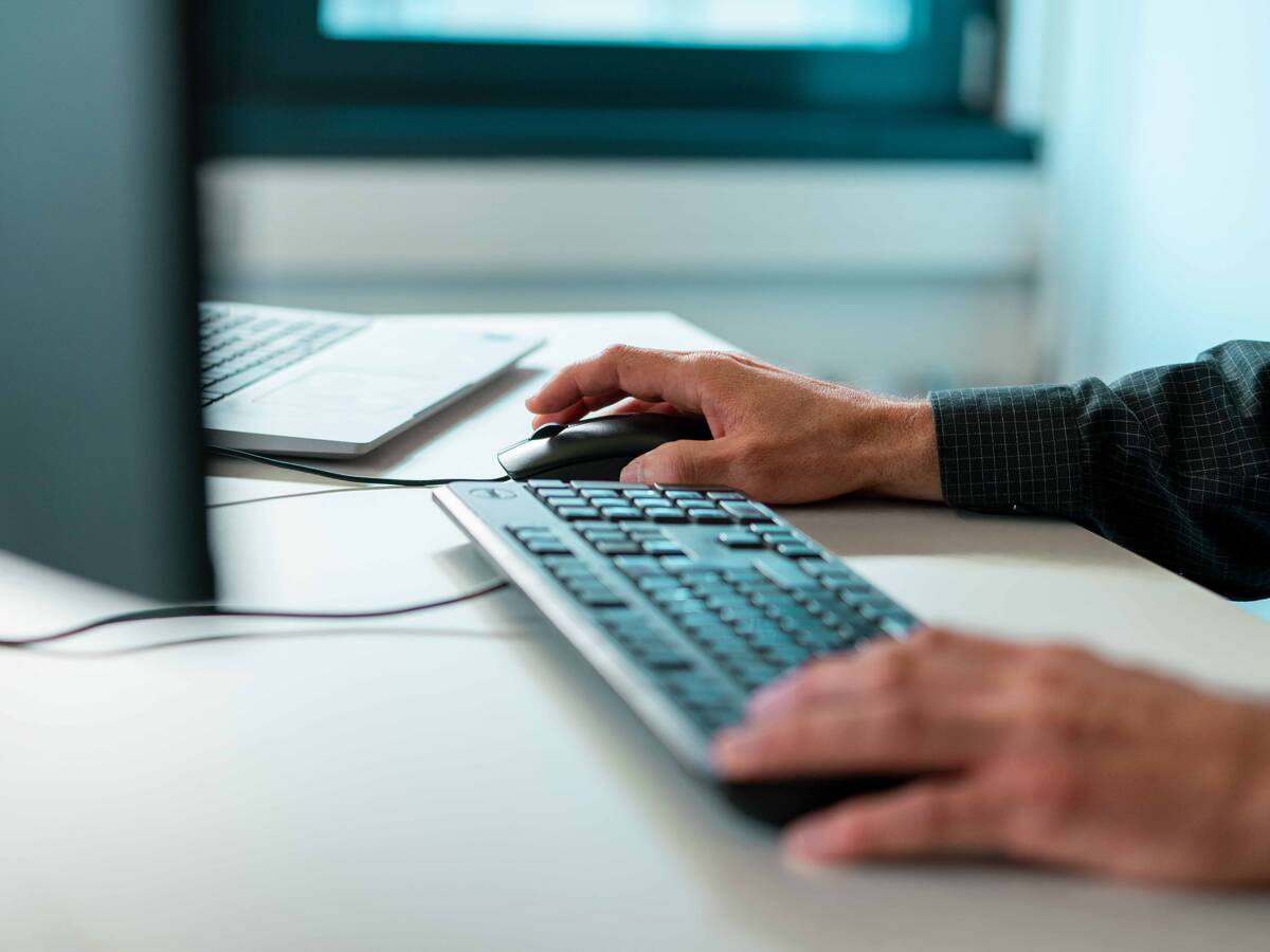 Workstation with screen, keyboard, and mouse.