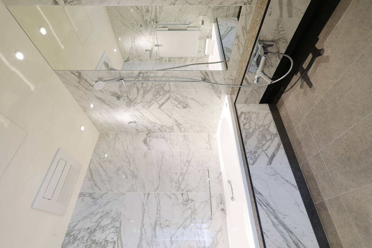 ホワイトマーブルのバスルーム