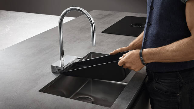 Multifunktionssieb ist an der Spüle flexibel einsetzbar.