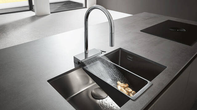 Multifunktionssieb und hansgrohe Küchenarmatur.