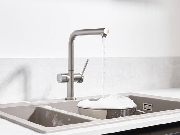 Välj mellan tre olika ytor med hansgrohe Talis M54 kökblandare.