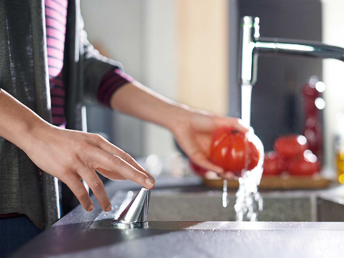 New Kitchen Mixers To Add Convenience At The Sink   Kitchen Mixer M7119 H200 Woman Washes Tomato Ambience 4x3 