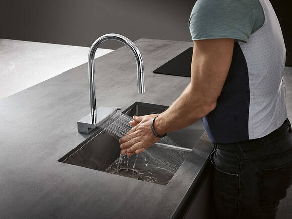 hansgrohe Aquno Select M81 with SatinFlow spray.
